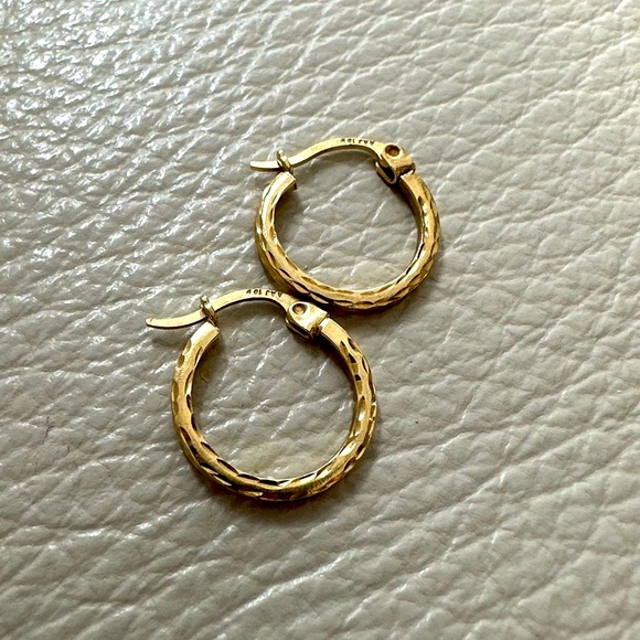 Vintage 10K Gold Hoop Earrings - Picture 4 of 5